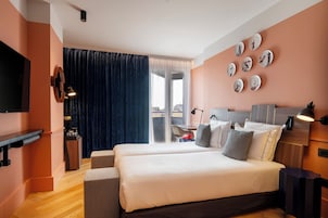 Kamer, 2 eenpersoonsbedden, toegankelijk voor rolstoelgebruikers | Donzen dekbedden, een minibar, een kluis op de kamer, een bureau