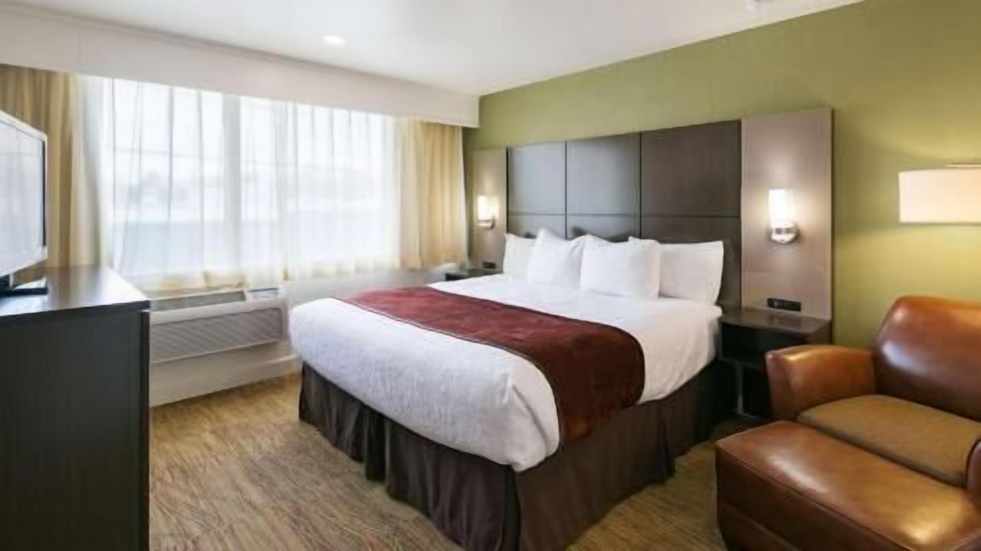 房內夾萬、熨斗/熨衫板、摺床/加床 (收費)、Wi-Fi (收費)