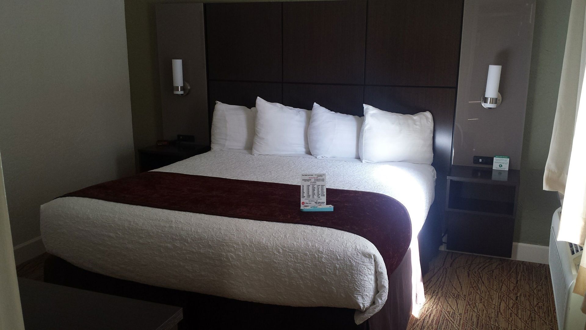 房內夾萬、熨斗/熨衫板、摺床/加床 (收費)、Wi-Fi (收費)