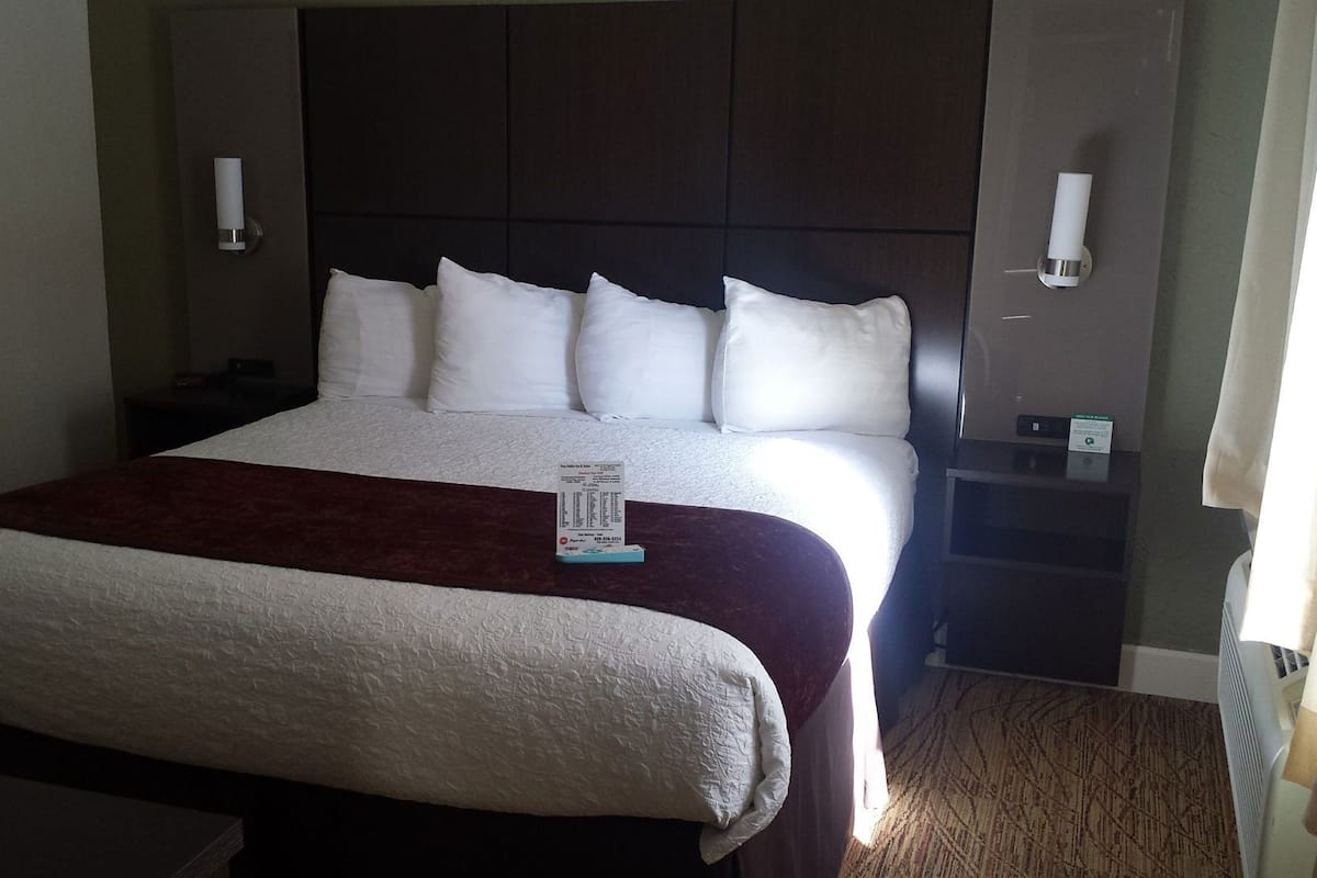 Coffres-forts dans les chambres, fer et planche à repasser