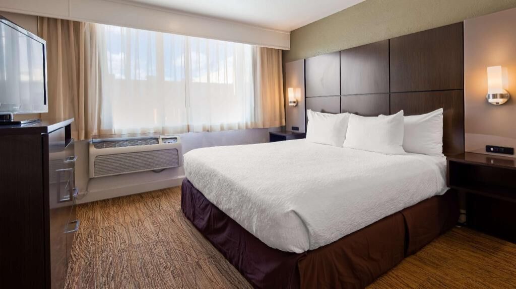 房內夾萬、熨斗/熨衫板、摺床/加床 (收費)、Wi-Fi (收費)