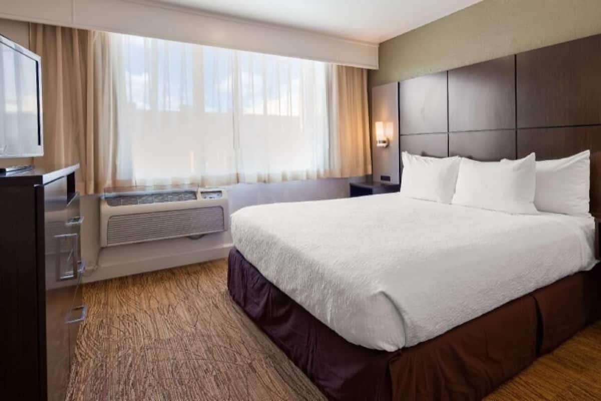 Coffres-forts dans les chambres, fer et planche à repasser