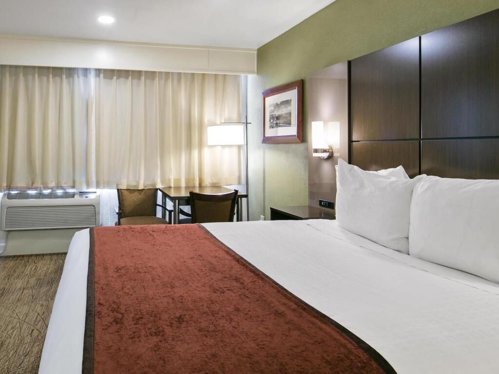 房內夾萬、熨斗/熨衫板、摺床/加床 (收費)、Wi-Fi (收費)