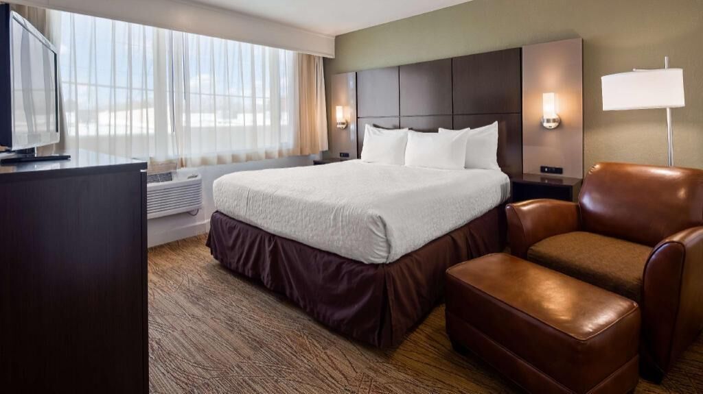 房內夾萬、熨斗/熨衫板、摺床/加床 (收費)、Wi-Fi (收費)