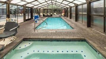 Una piscina cubierta