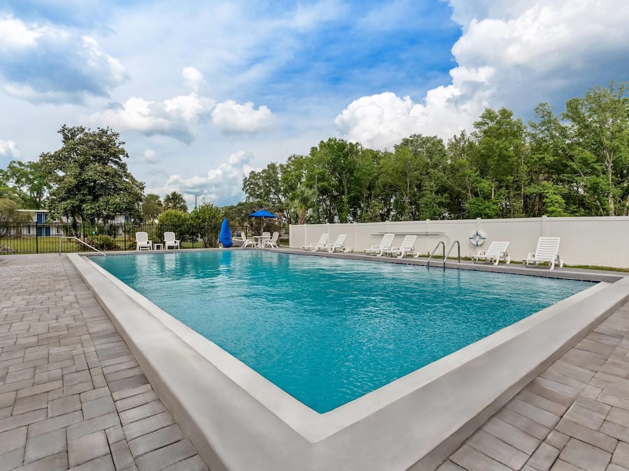 Una piscina al aire libre de temporada (de 08:00 a 09:00), sombrillas