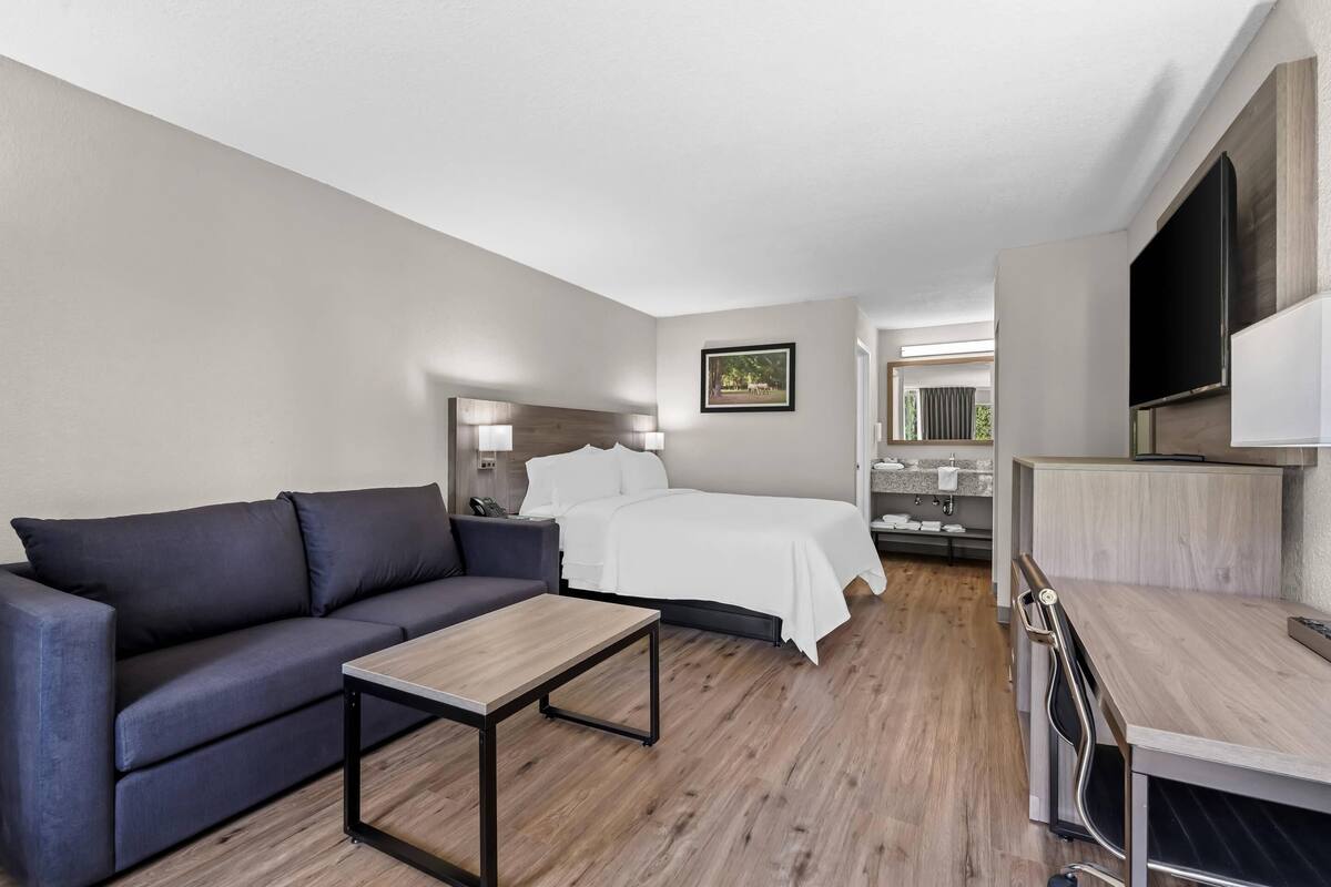Suite, 1 Queen Bed, Non Smoking