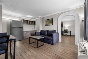 套房, 1 张特大床, 无烟房 | 高档床上用品、特色装修、办公桌、遮光窗帘