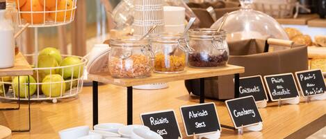 Un bufé de desayuno con diversos alimentos y etiquetas.
