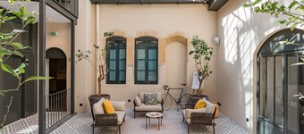 Le Phenix Hotel