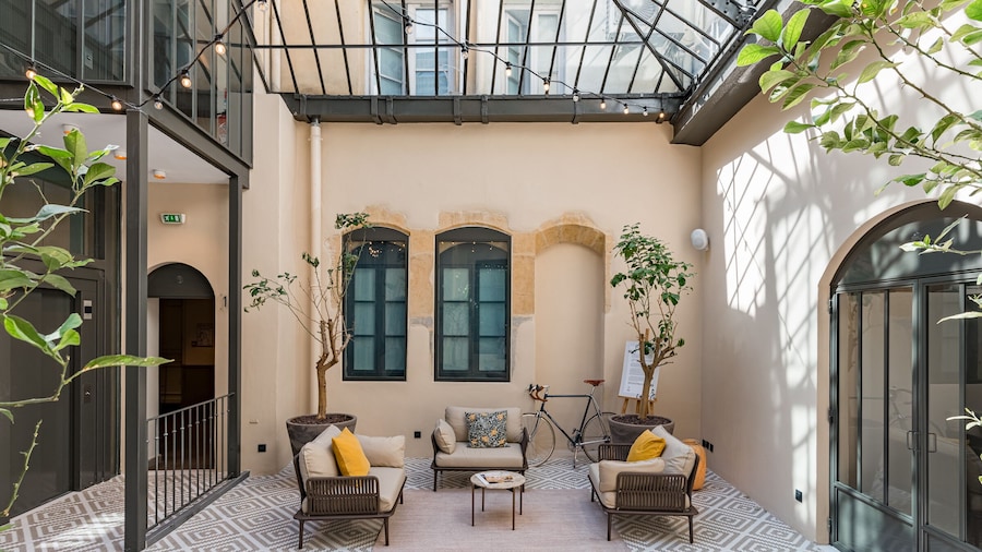 Le Phenix Hotel