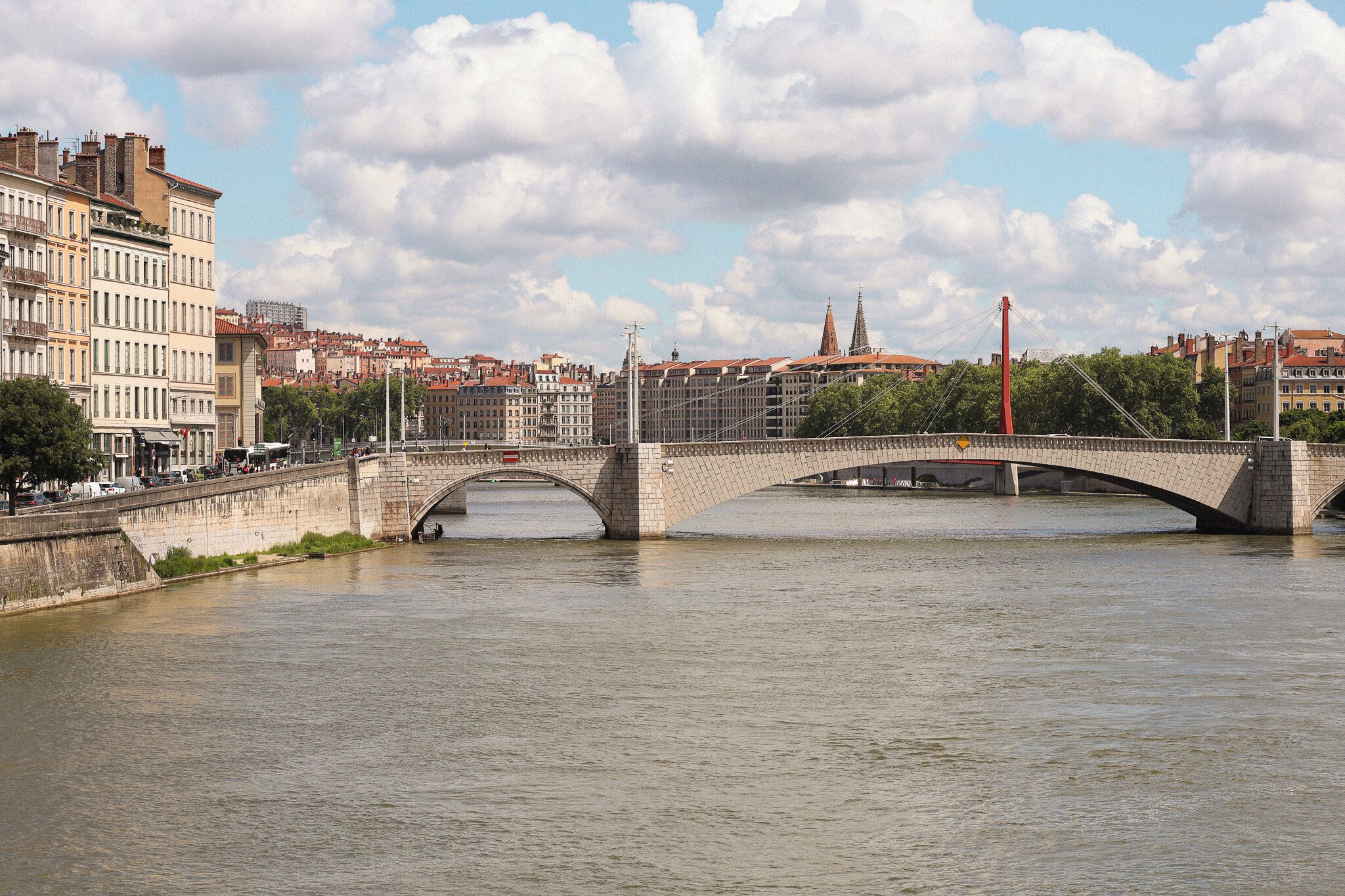 Un puente de piedra sobre un río, con edificios al fondo.