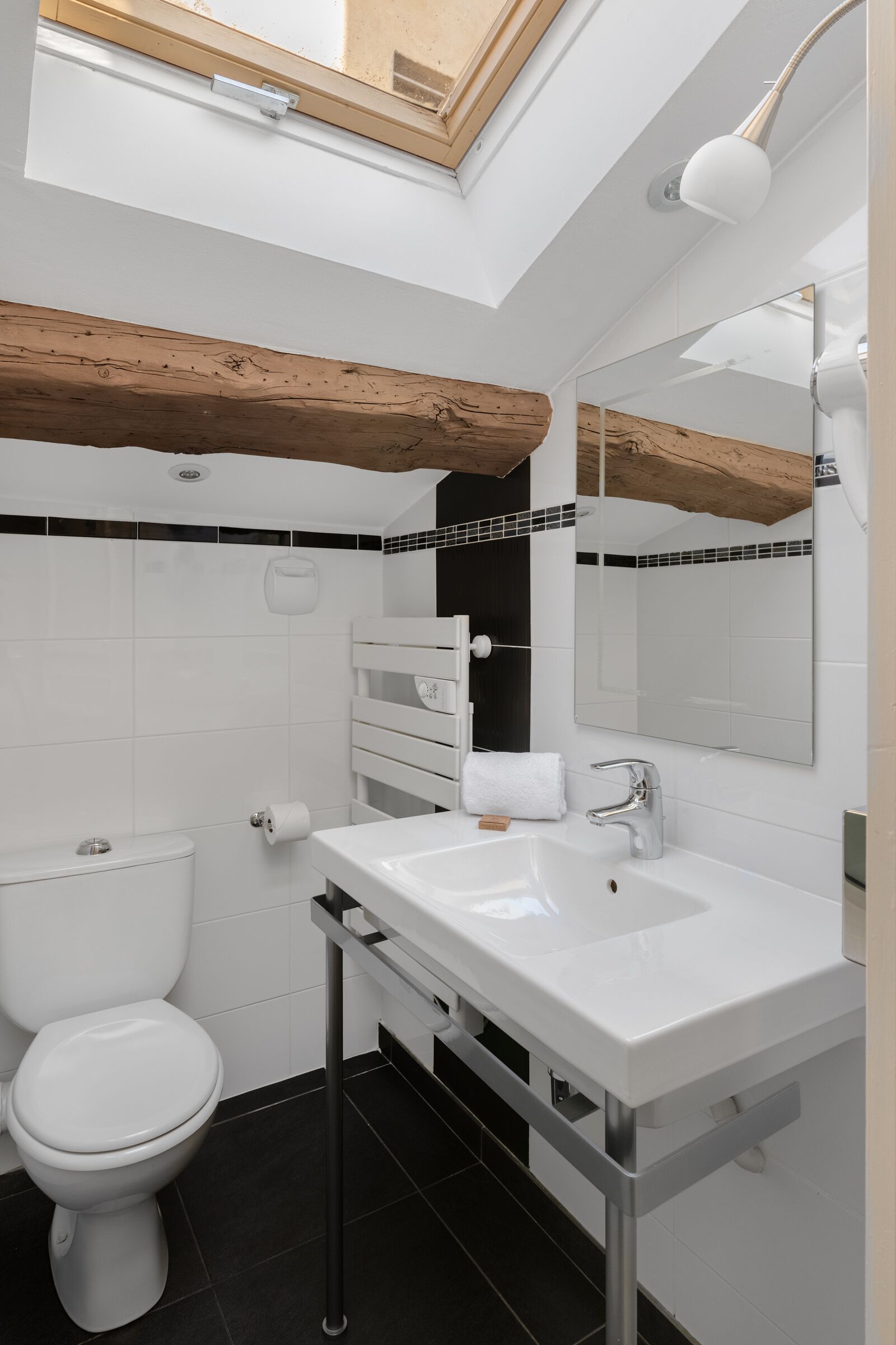 basic single room, 1 single bed | bathroom | combined shower/bathtub, rainfall showerhead, free toiletries