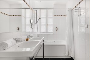 Triple Room | Bathroom | Combined shower/bathtub, rainfall showerhead, free toiletries