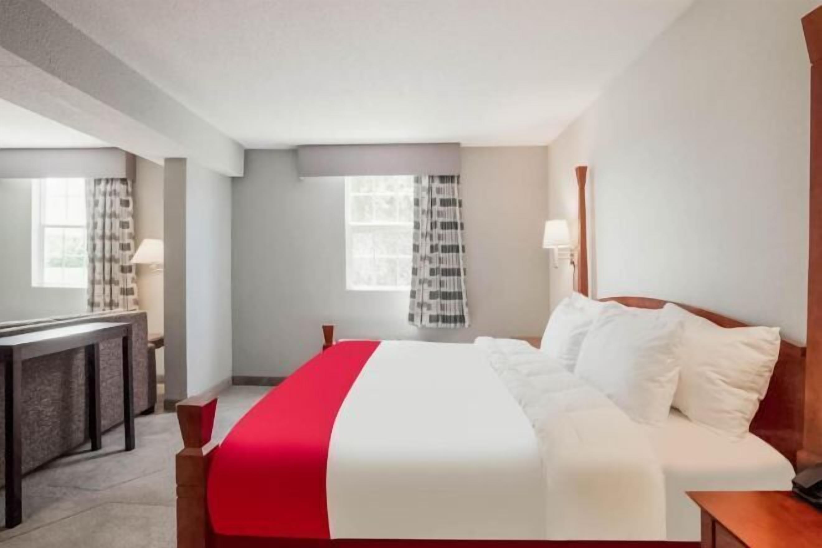 Desk, iron/ironing board, rollaway beds, free WiFi