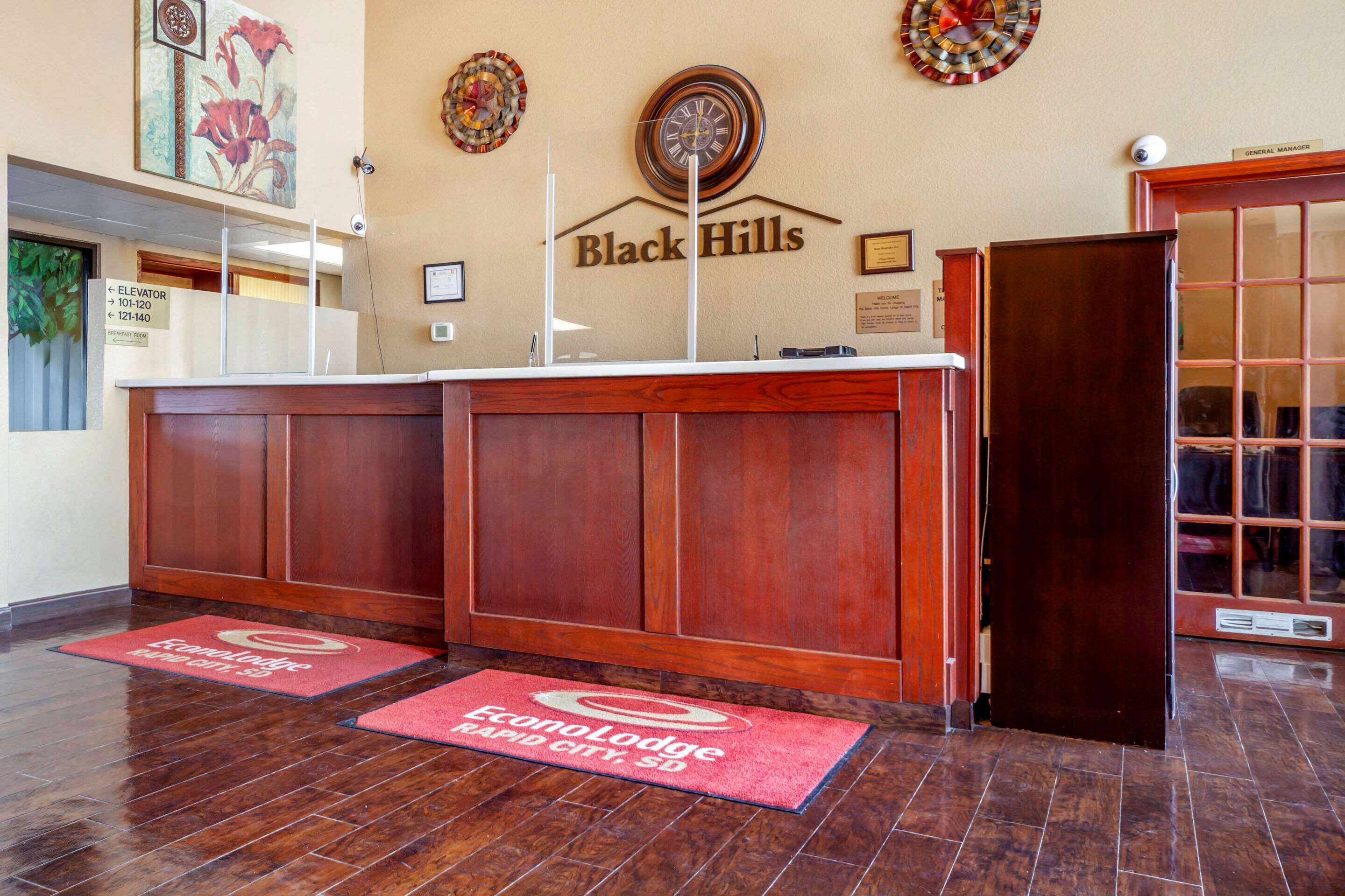 Un mostrador de recepción con un reloj y un letrero que dice "Black Hills".