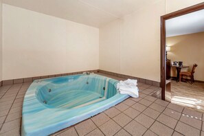 Suite, 1 King Bed, Non Smoking | Free WiFi, bed sheets