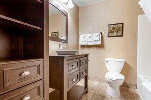 Suite, 2 camas de matrimonio, no fumadores | Baño | Ducha y bañera combinadas y artículos de higiene personal gratuitos