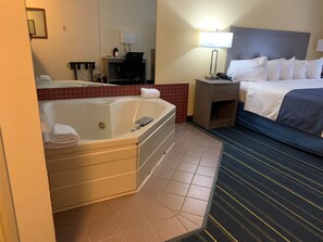 Suite, 1 très grand lit, non-fumeur, bain à remous