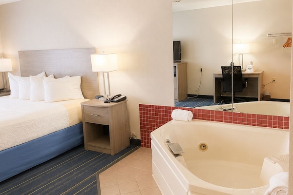 Suite, 1 King Bed, Non Smoking, Jetted Tub | Premium bedding, desk, laptop workspace, WiFi (free)