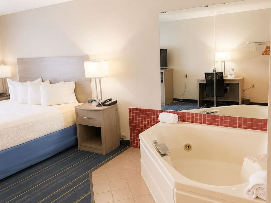 Suite, 1 kingsize bed, niet-roken, bubbelbad | Luxe beddengoed, een bureau, een laptopwerkplek, gratis wifi