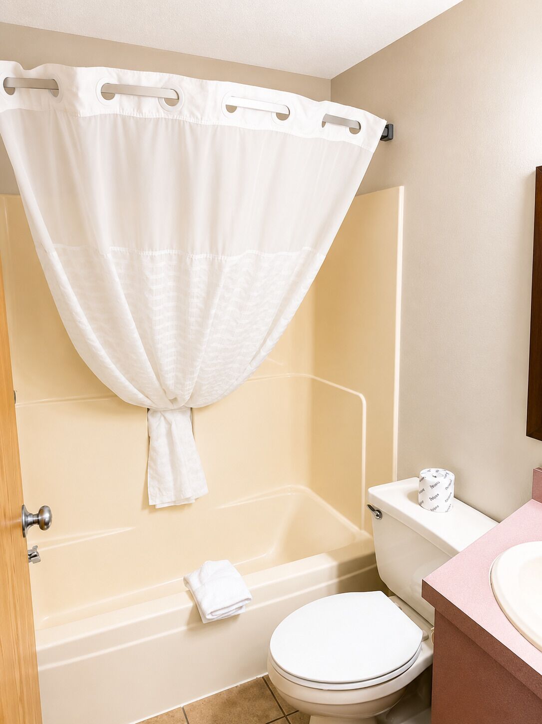 Ein Badezimmer mit Badewanne, Toilette und Duschvorhang.