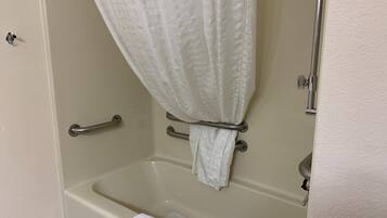 2 Queen Beds, Mobility Accessible Room, Non-Smoking | Baño | Ducha y bañera combinadas y artículos de higiene personal gratuitos
