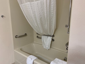 2 Queen Beds, Mobility Accessible Room, Non-Smoking | Bathroom
