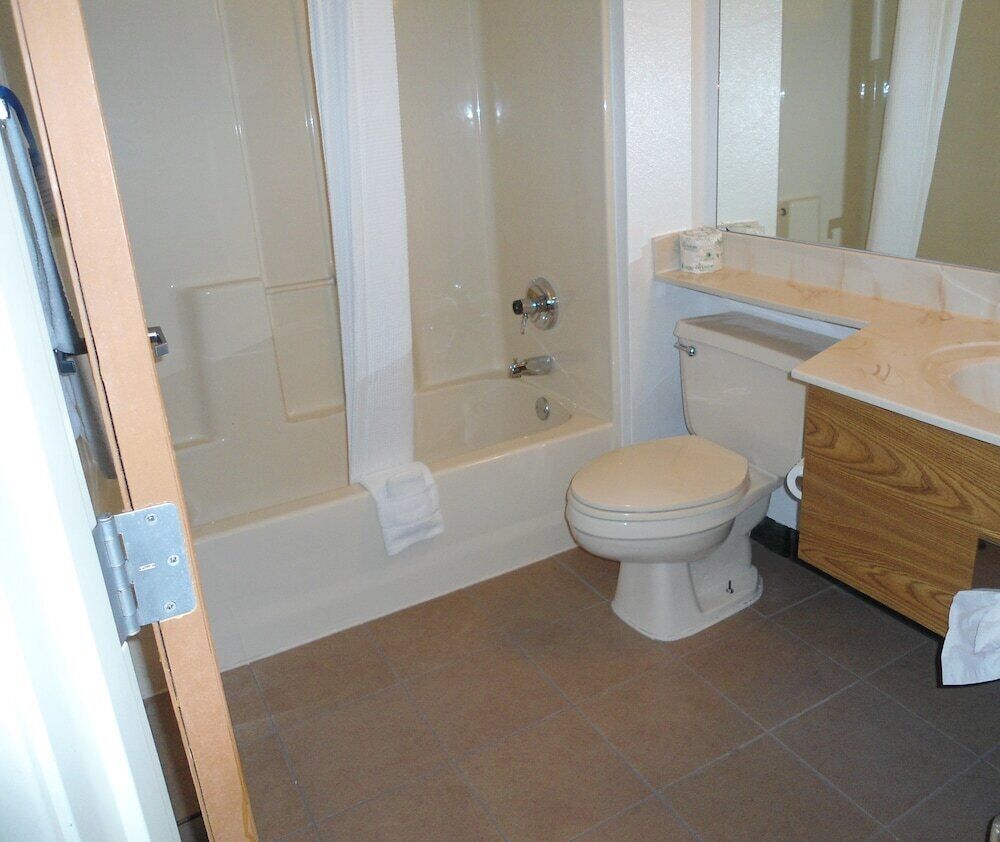 Bathroom | Combined shower/bathtub, free toiletries, hair dryer, towels