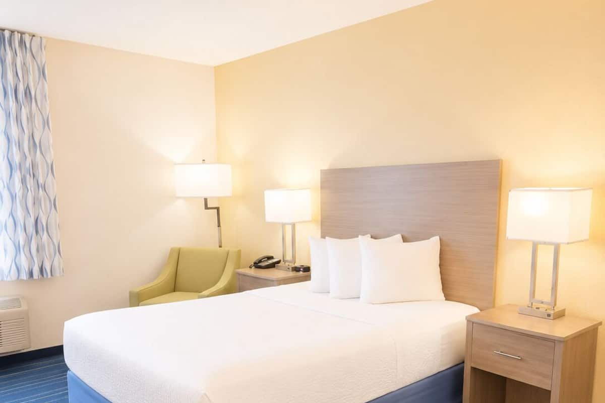 1 Queen Bed, Mobility Accessible Room, Roll-In Shower, Non-Smoking