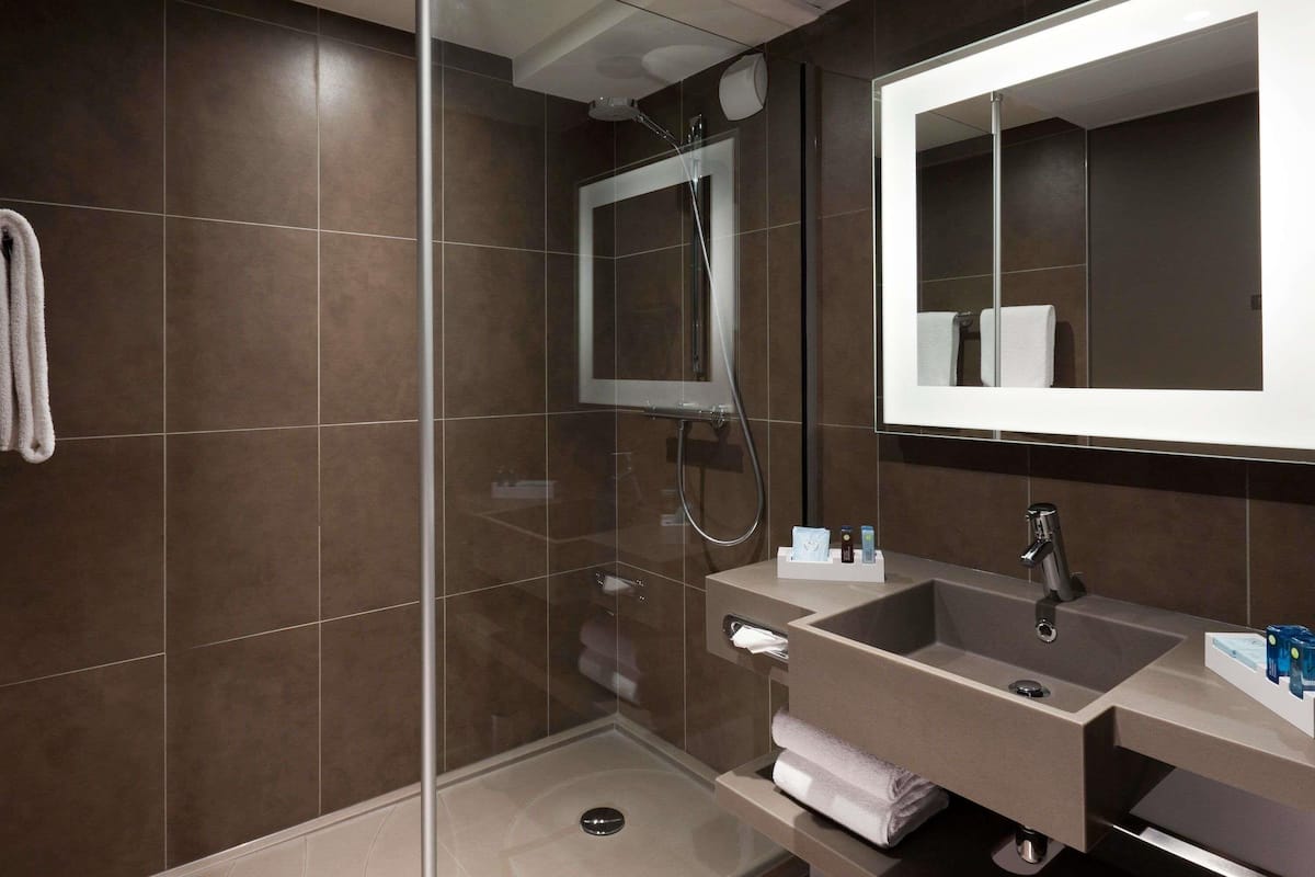 Chambre Supérieure, 1 lit double et 1 canapé-lit (Paris View) | Coffres-forts dans les chambres, bureau, rideaux occultants