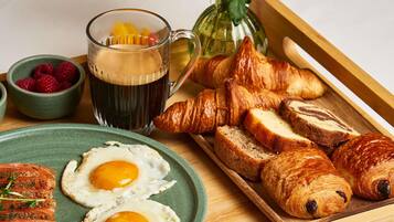 Petit déjeuner buffet servi les week-ends (20.50 EUR par personne)