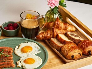 Buffet breakfast for a fee on weekends - Novotel Paris La Défense Esplanade (Courbevoie)