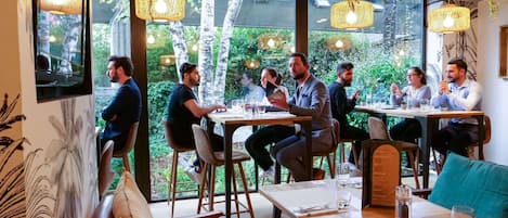 Déjeuner, dßner et souper servis sur place; cuisine française