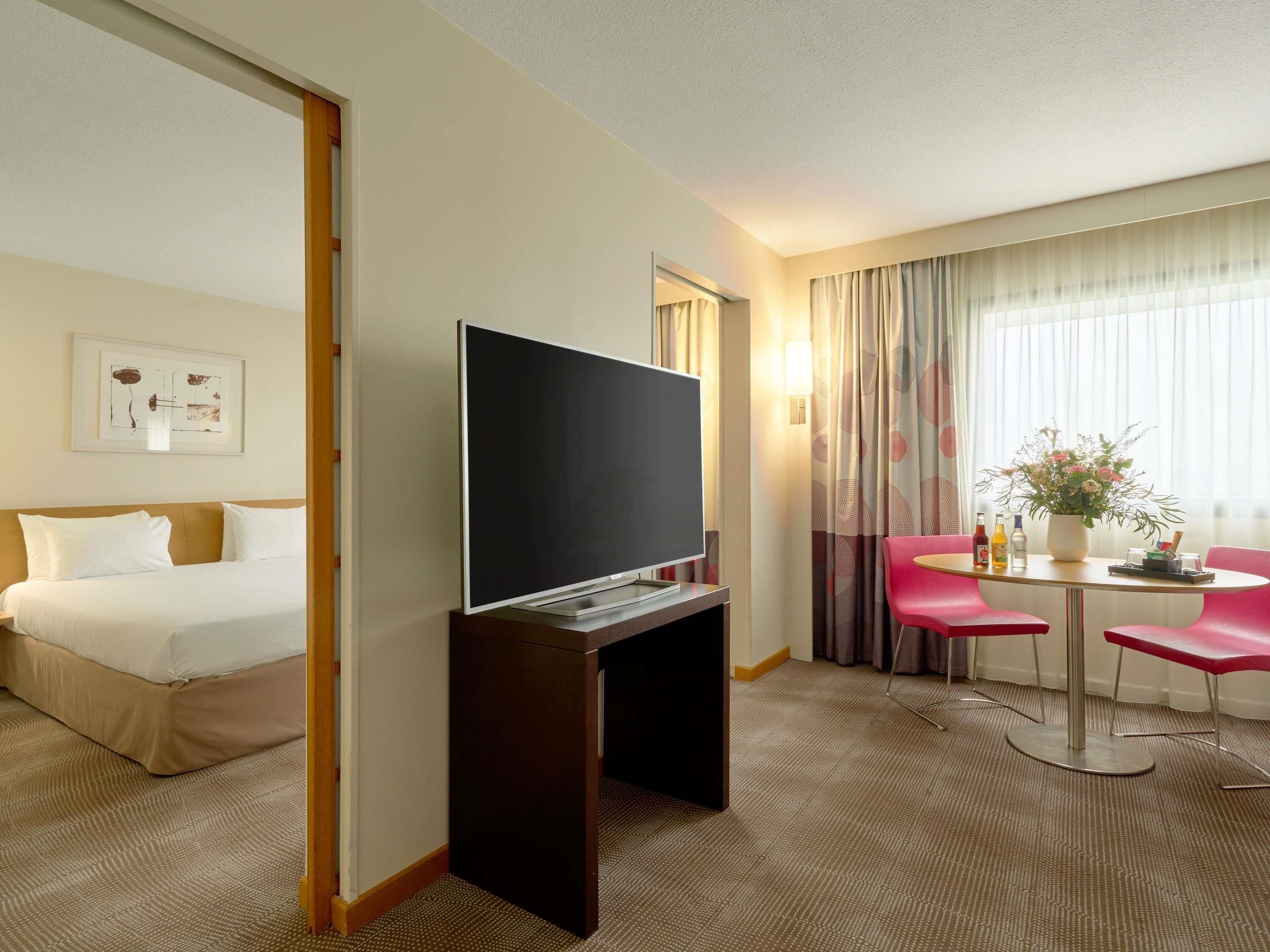 Suite, 1 King Bed | In-room safe, desk, blackout drapes, soundproofing