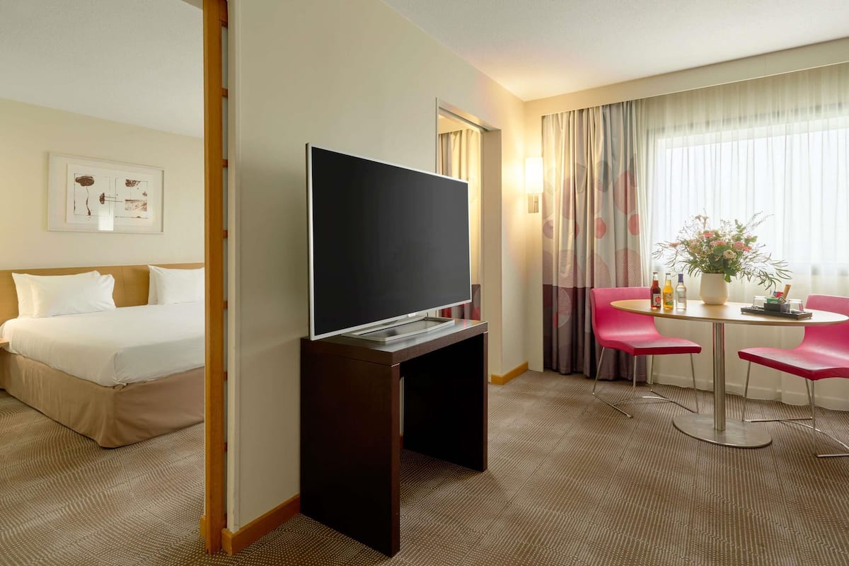 Phòng Suite, 1 giường cỡ king | Két bảo mật tại phòng, bàn, màn/rèm cản sáng, phòng cách âm