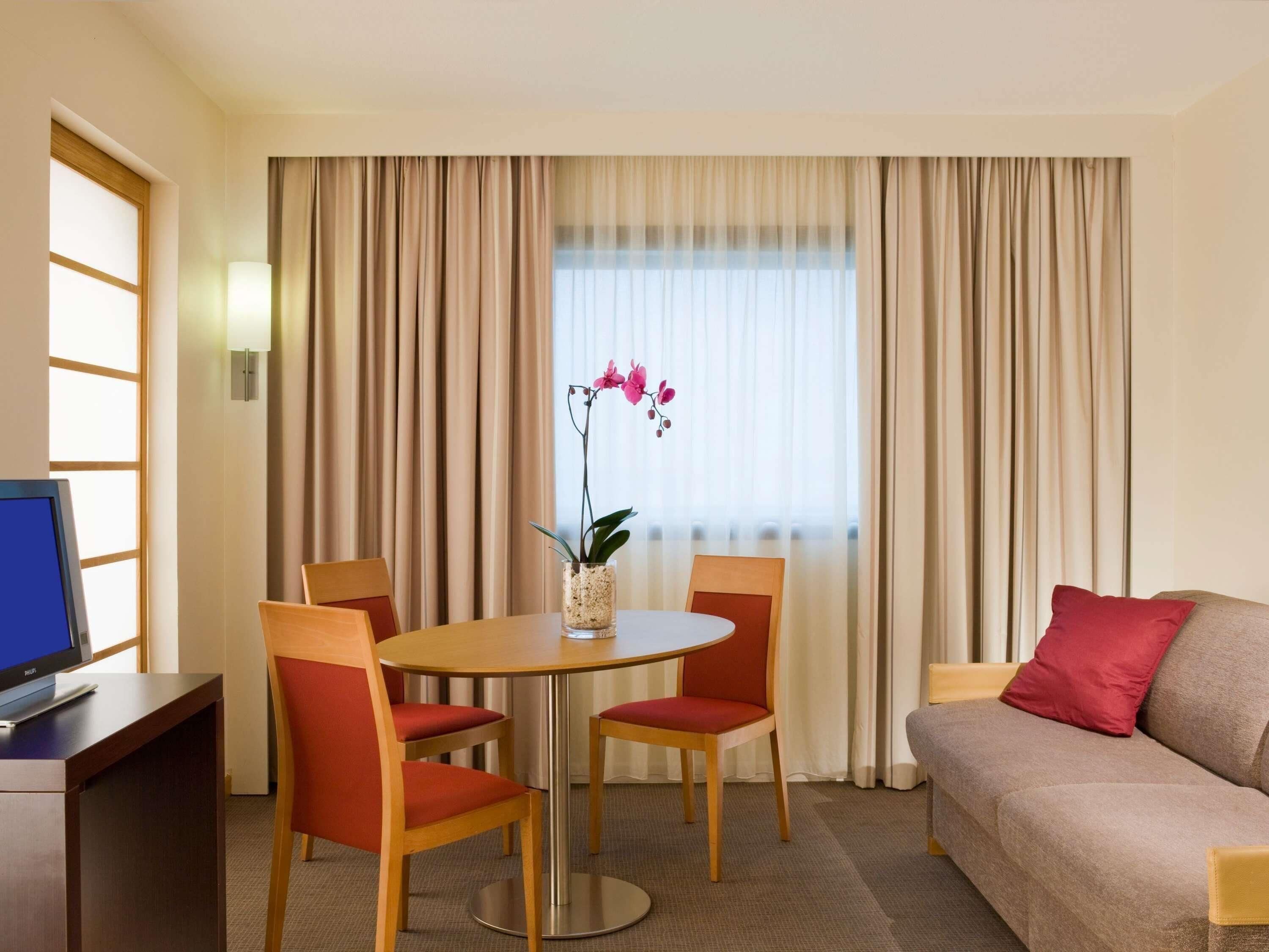 Suite, 1 King Bed | In-room safe, desk, blackout drapes, soundproofing