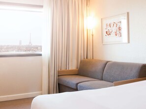 Safe på rommet, skrivebord, blendingsgardiner og lydisolert