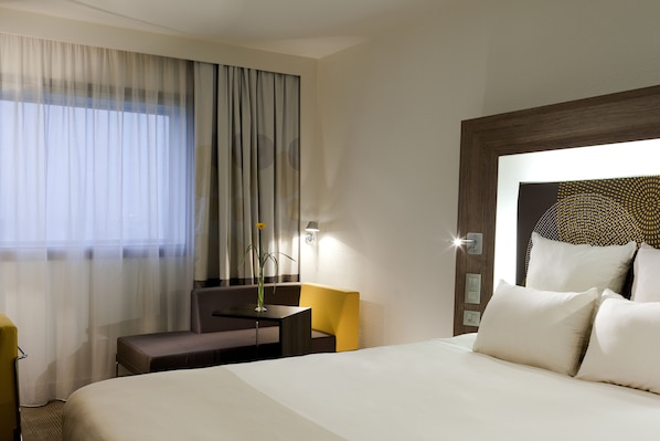 In-room safe, desk, blackout drapes, soundproofing - Novotel Paris La Défense Esplanade (Courbevoie)