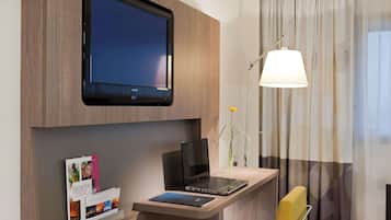 Kamar Keluarga, 1 Tempat Tidur Double dengan tempat tidur Sofa (Superior) | Brankas, meja kerja, tirai kedap cahaya, dan kedap suara