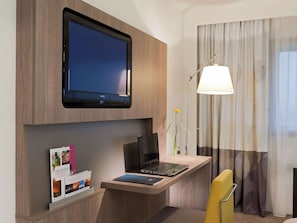 Phòng dành cho gia đình, 1 giường đôi và sofa giường (Superior) | Két bảo mật tại phòng, bàn, màn/rèm cản sáng, phòng cách âm 