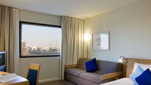 Family Room, 1 Double Bed with Sofa bed | In-room safe, desk, blackout drapes, soundproofing - Novotel Paris La Défense Esplanade (Courbevoie)