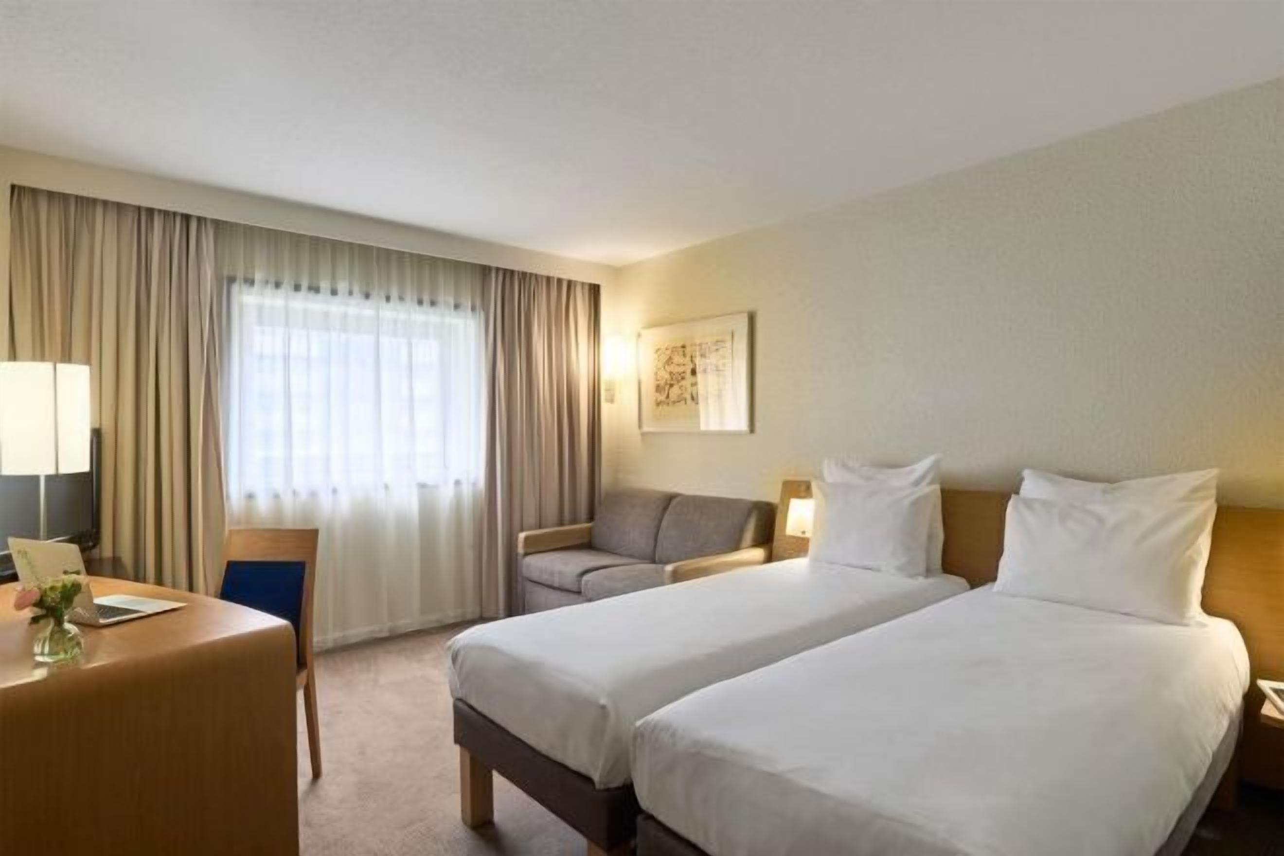 Zimmersafe, Schreibtisch, Verdunkelungsvorhänge, schallisolierte Zimmer