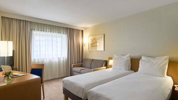 Chambre Standard, 2 lits une place | Coffres-forts dans les chambres, bureau, rideaux occultants