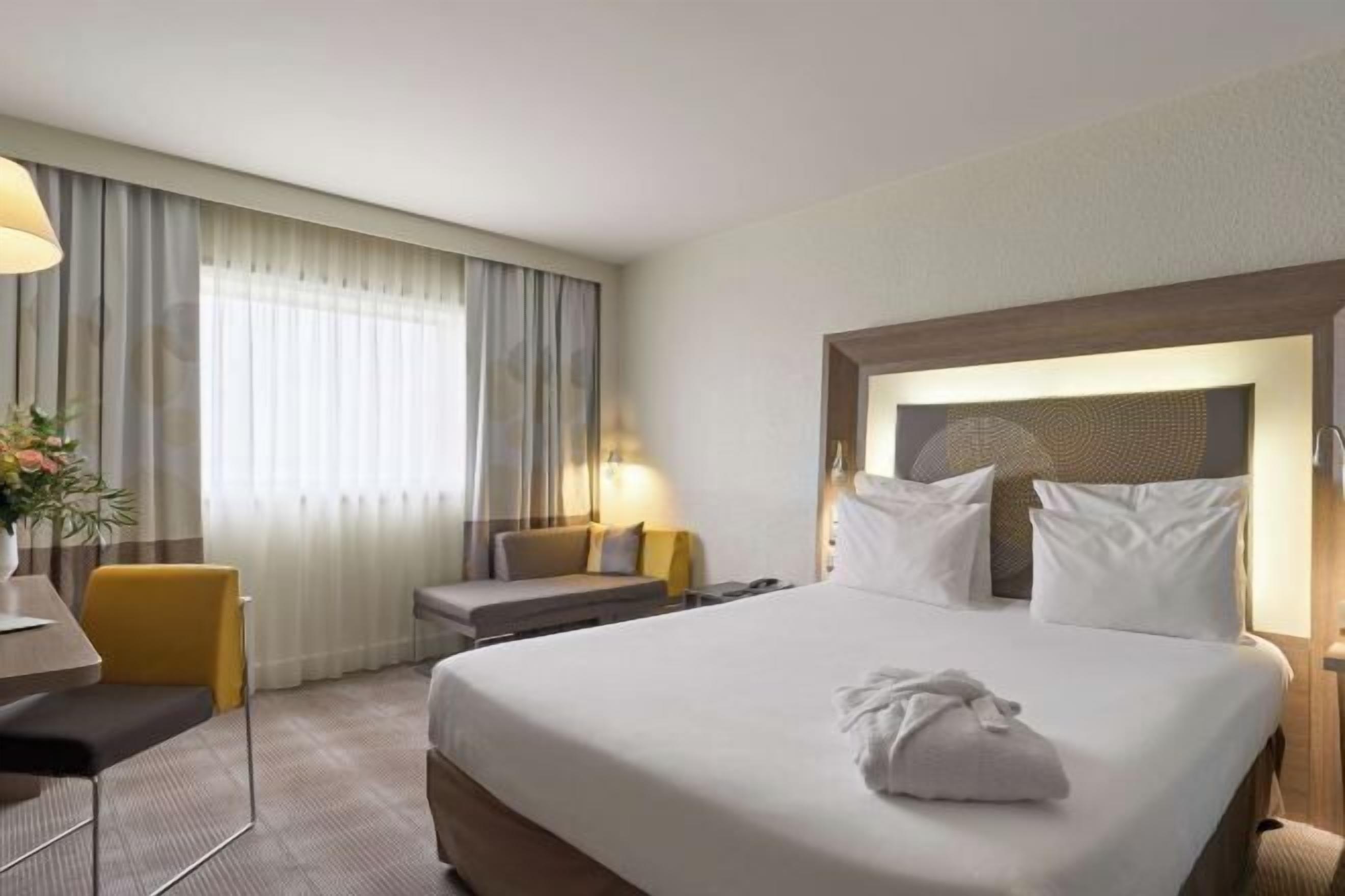 Zimmersafe, Schreibtisch, Verdunkelungsvorhänge, schallisolierte Zimmer