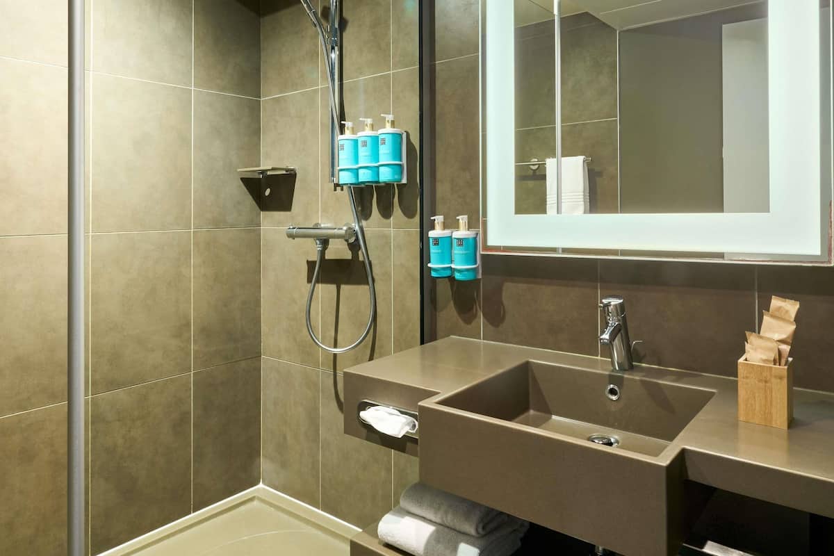 Cofres nos quartos, escrivaninha, cortinas blackout