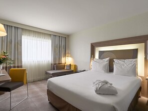 In-room safe, desk, blackout drapes, soundproofing - Novotel Paris La Défense Esplanade (Courbevoie)
