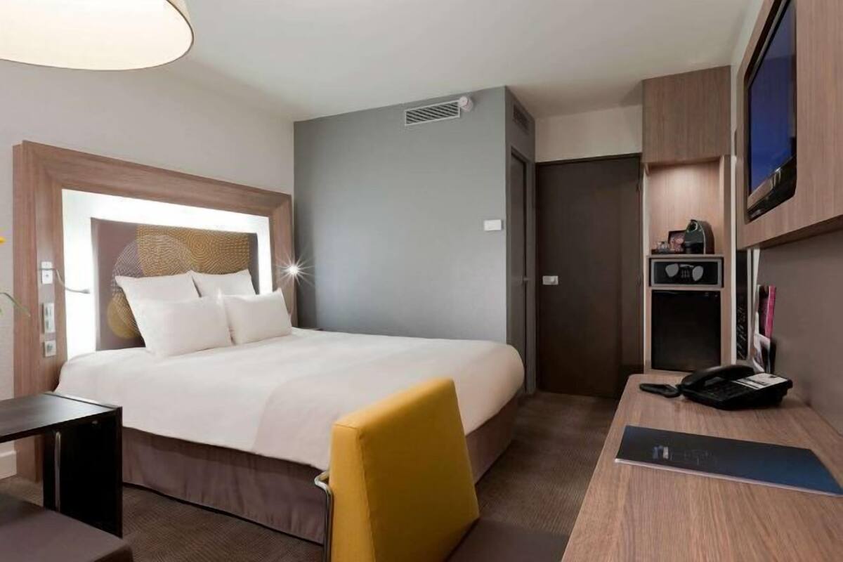 Cofres nos quartos, escrivaninha, cortinas blackout