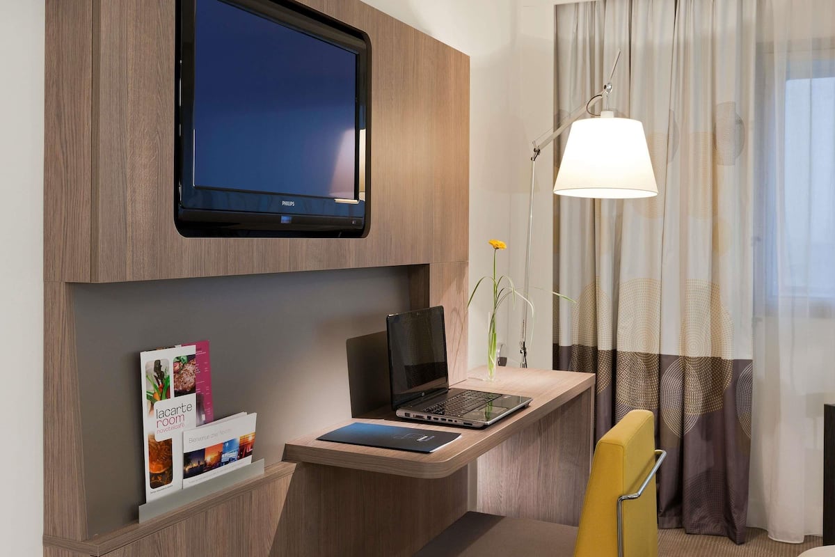 Kamar Klasik, 1 Tempat Tidur Double dengan tempat tidur Sofa | Brankas, meja kerja, tirai kedap cahaya, dan kedap suara