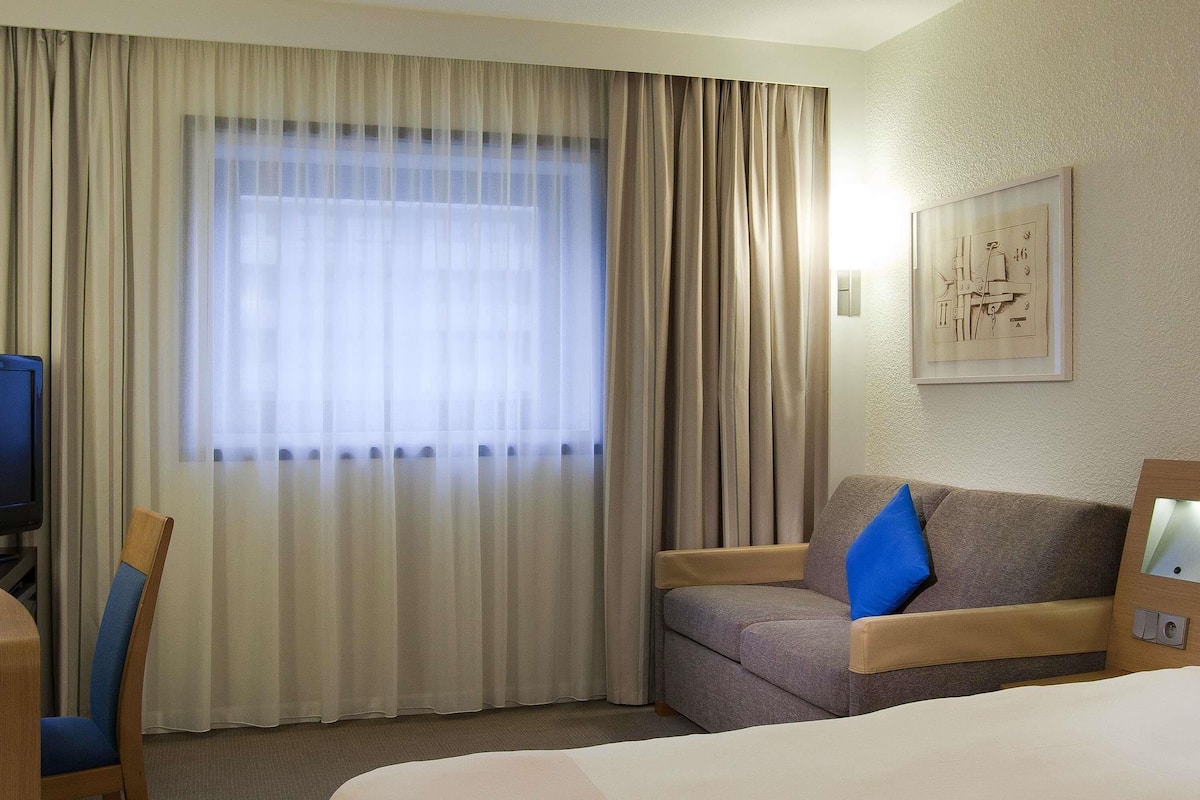 In-room safe, desk, blackout drapes, soundproofing